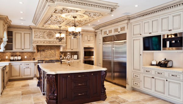 Perabot Dapur dengan Detail Pahat Tangan